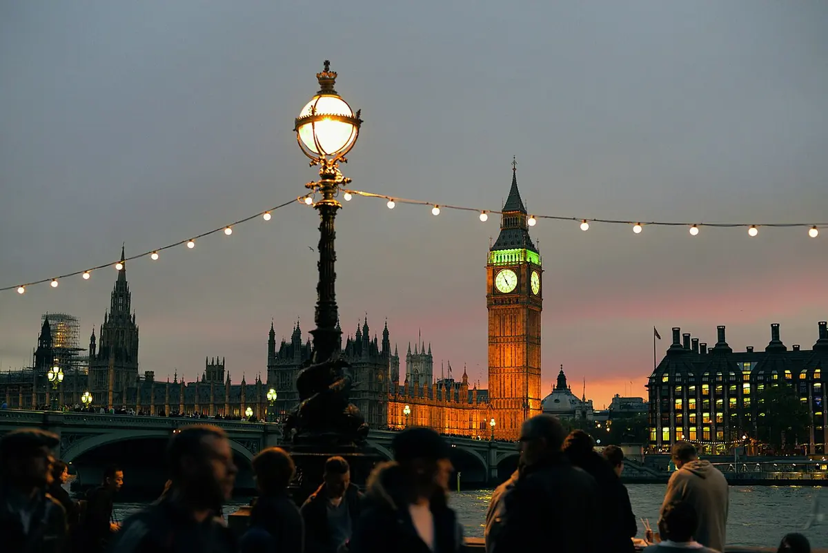 Menara jam Elizabeth Tower dan gedung parlemen London saat senja