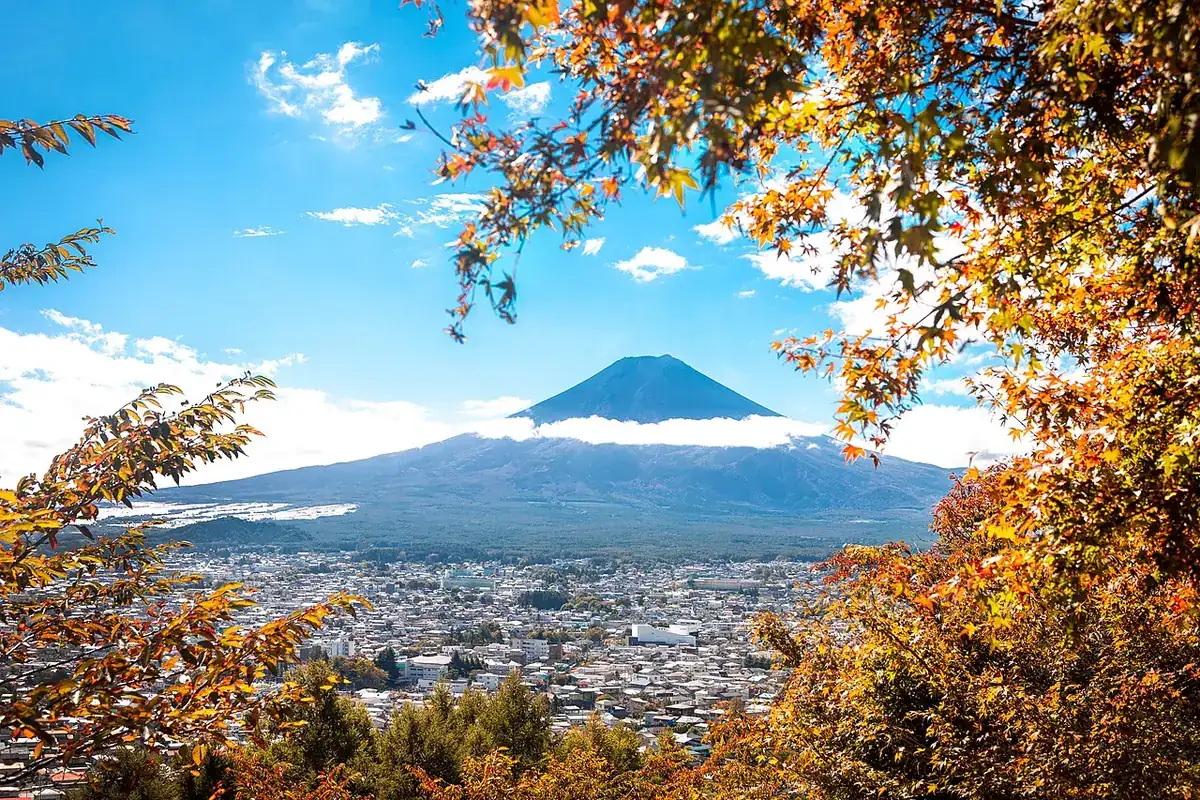 Gunung Fuji di antara daun musim gugur dilihat dari Taman Arakurayama Sengen