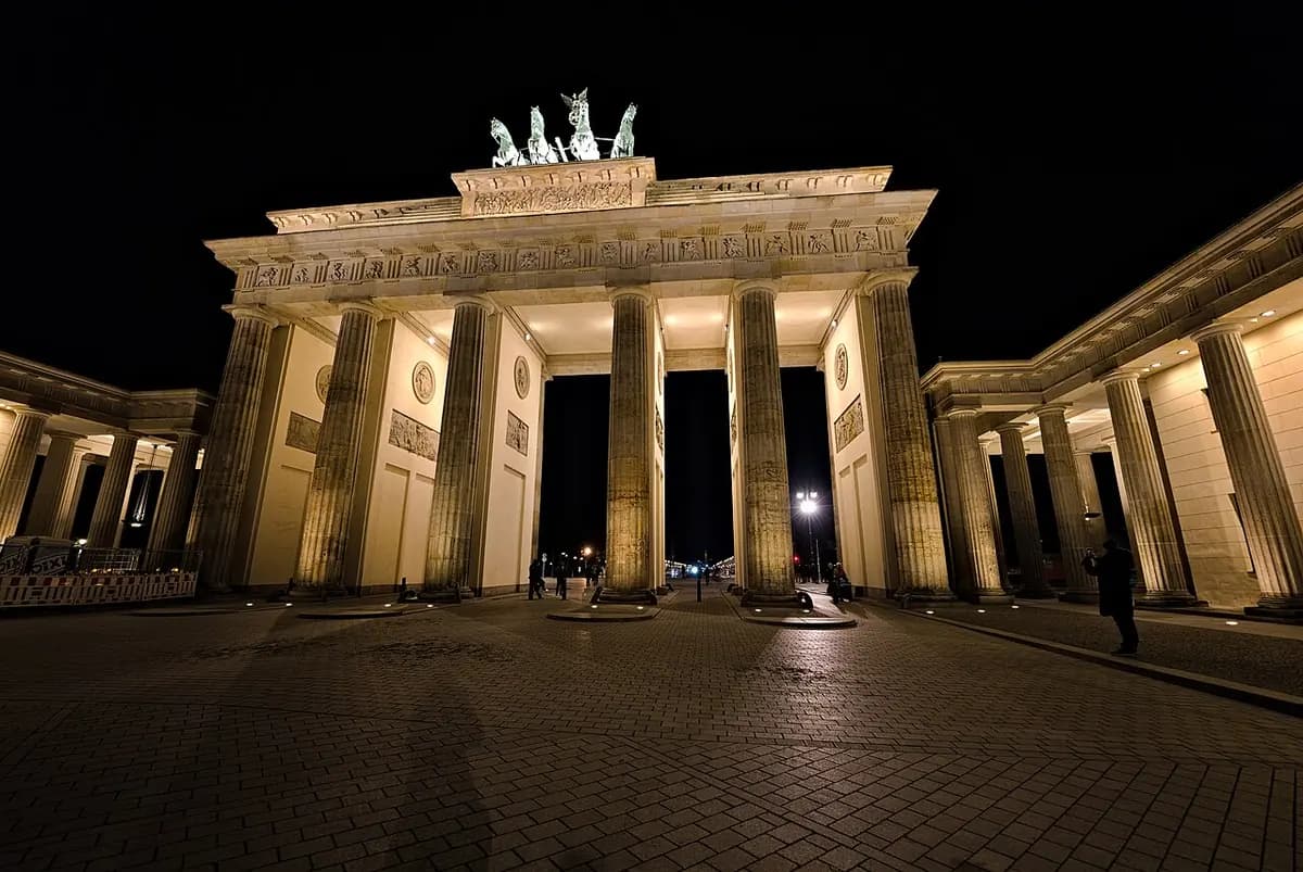 Gerbang Brandenburg di Berlin pada malam hari
